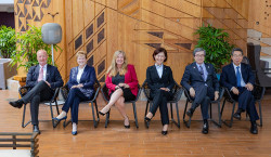 前五名知识产权办公室的六位领导并排坐着，右腿交叉在左边