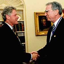 Irwin M. Jacobs shakes hands with President Bill Clinton