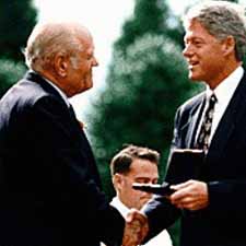 Kenneth H. Olsen shakes hands with President Bill Clinton