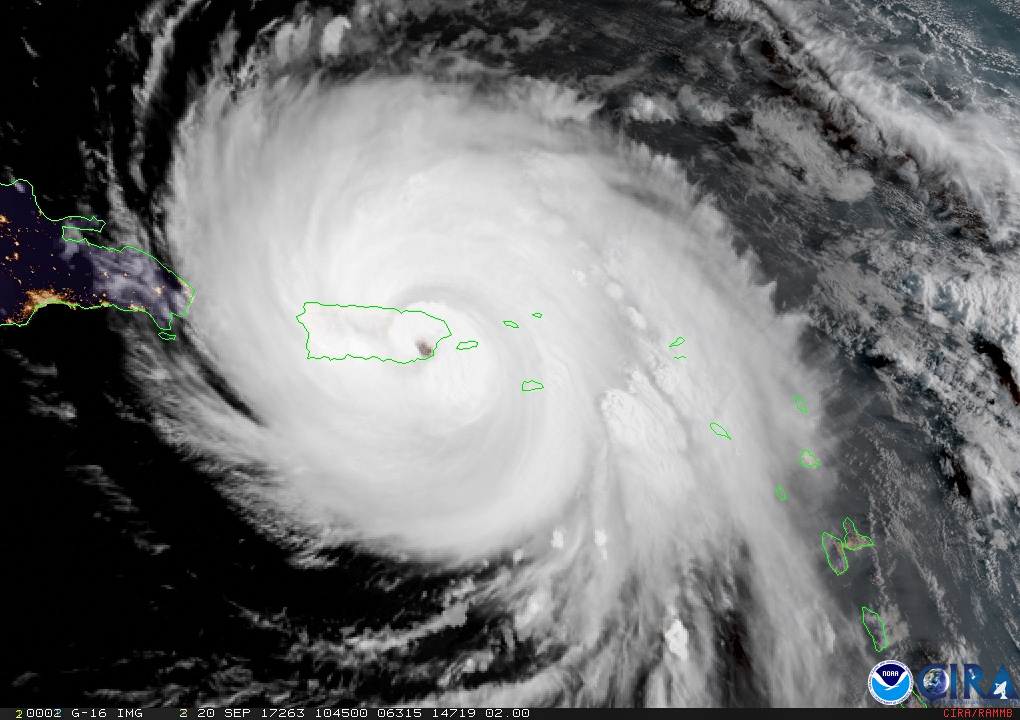 Una imagen satelital del huracán María sobre Puerto Rico. Se ve el contorno de Puerto Rico, añadido digitalmente para mostrar su ubicación y tamaño relativo mientras el huracán, muchas veces más grande que la isla, la envuelve por completo e invisibiliza.